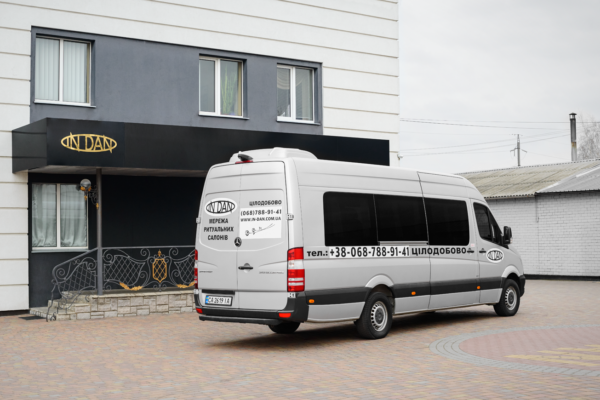 Оренда катафалка Mercedes у Києві: гідний транспорт для прощальної церемонії